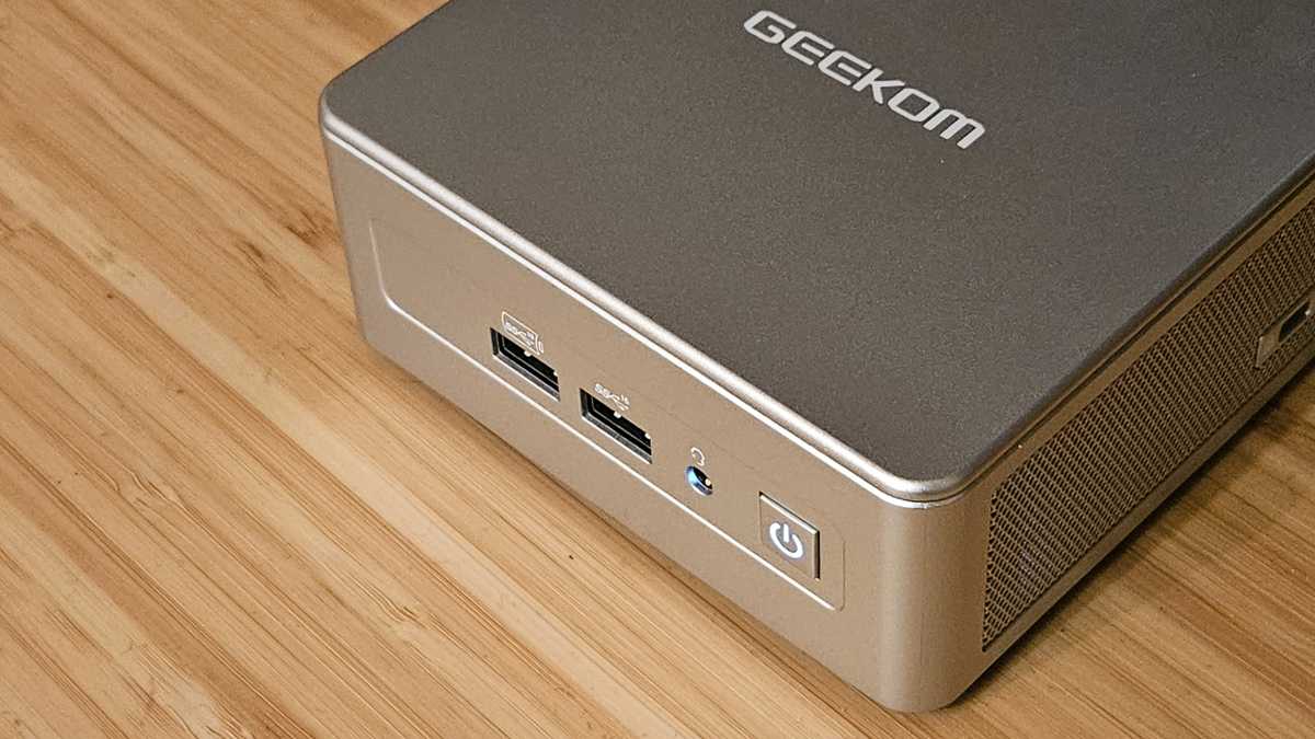 GEEKOM NUC AE8 レビュー：Ryzen9 8945HS搭載のミニPC、小型でもゲーム