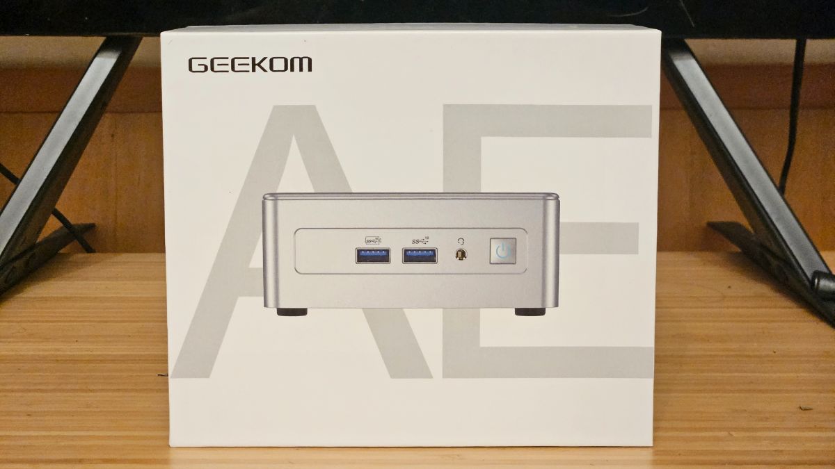 GEEKOM NUC AE8 レビュー：Ryzen9 8945HS搭載のミニPC、小型でもゲーム