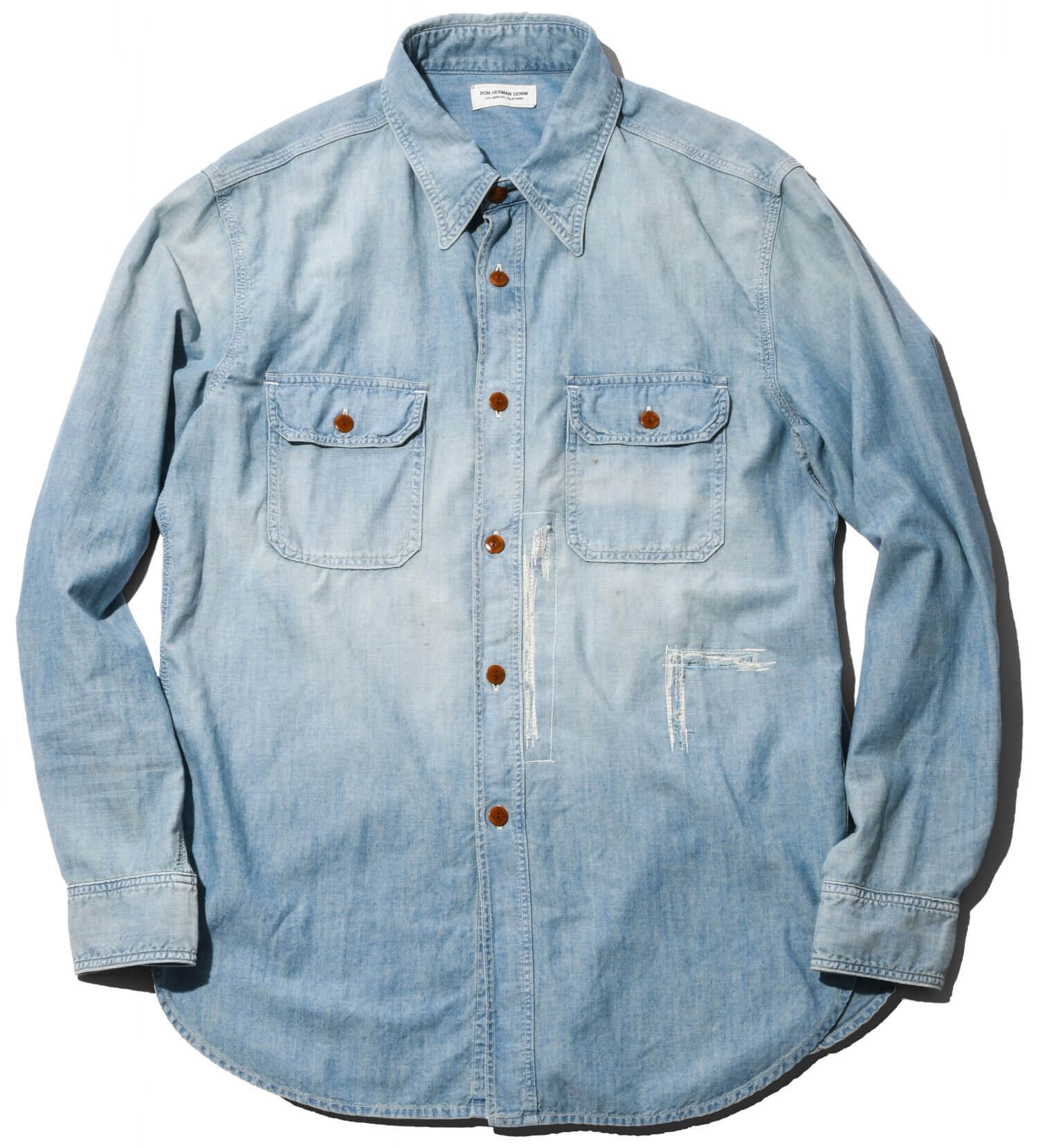 こなれ感たっぷりなロンハーマン デニムのシャンブレーシャツは、加工