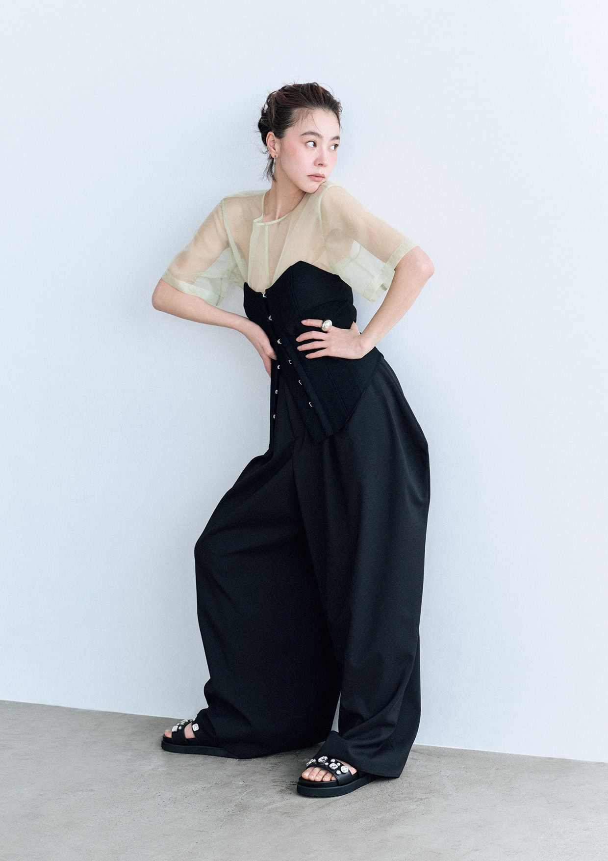 シアートップスと超ワイドパンツのバランスがおしゃれ！【イウエン