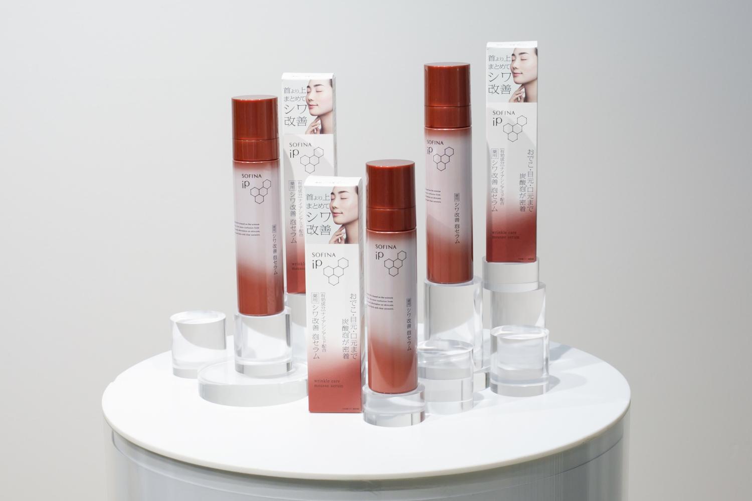 花王「 ソフィーナ iP【薬用】シワ改善 泡セラム」が、顔全体に存在