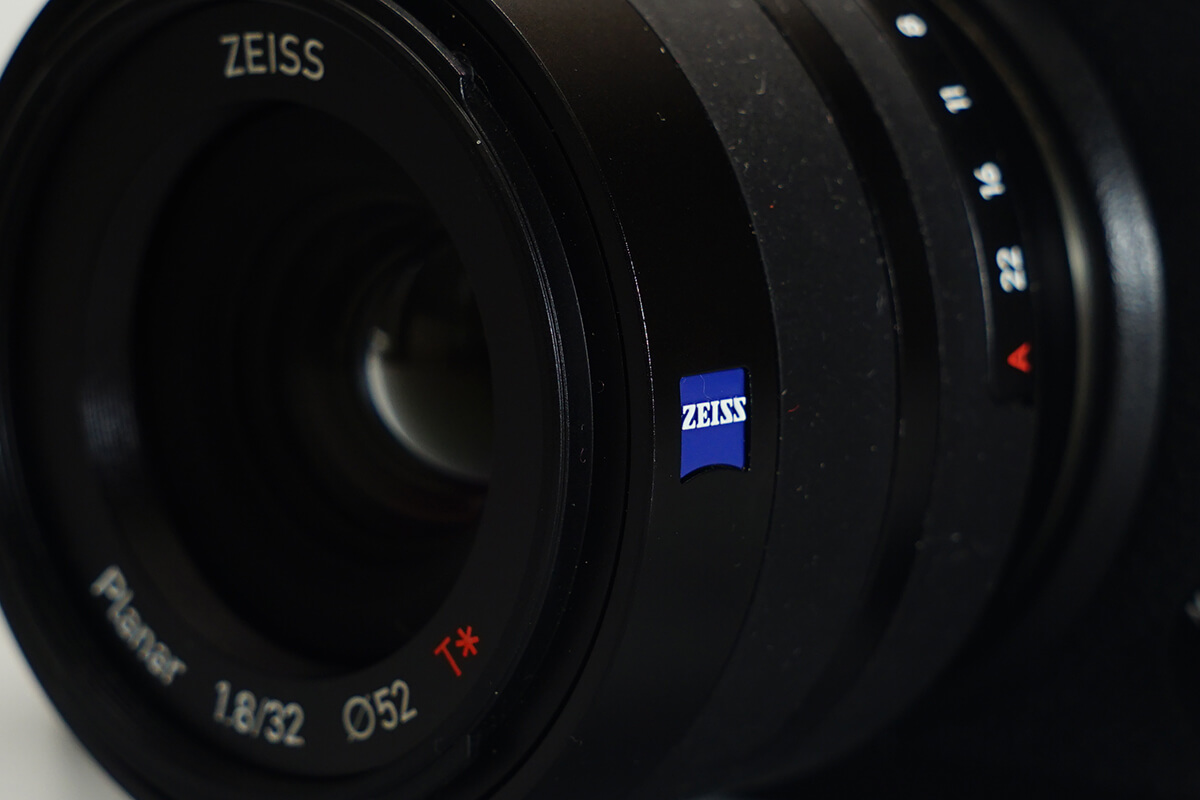 高性能で軽量コンパクト、しかも明るい！】「ZEISS Touit 1.8/32」が