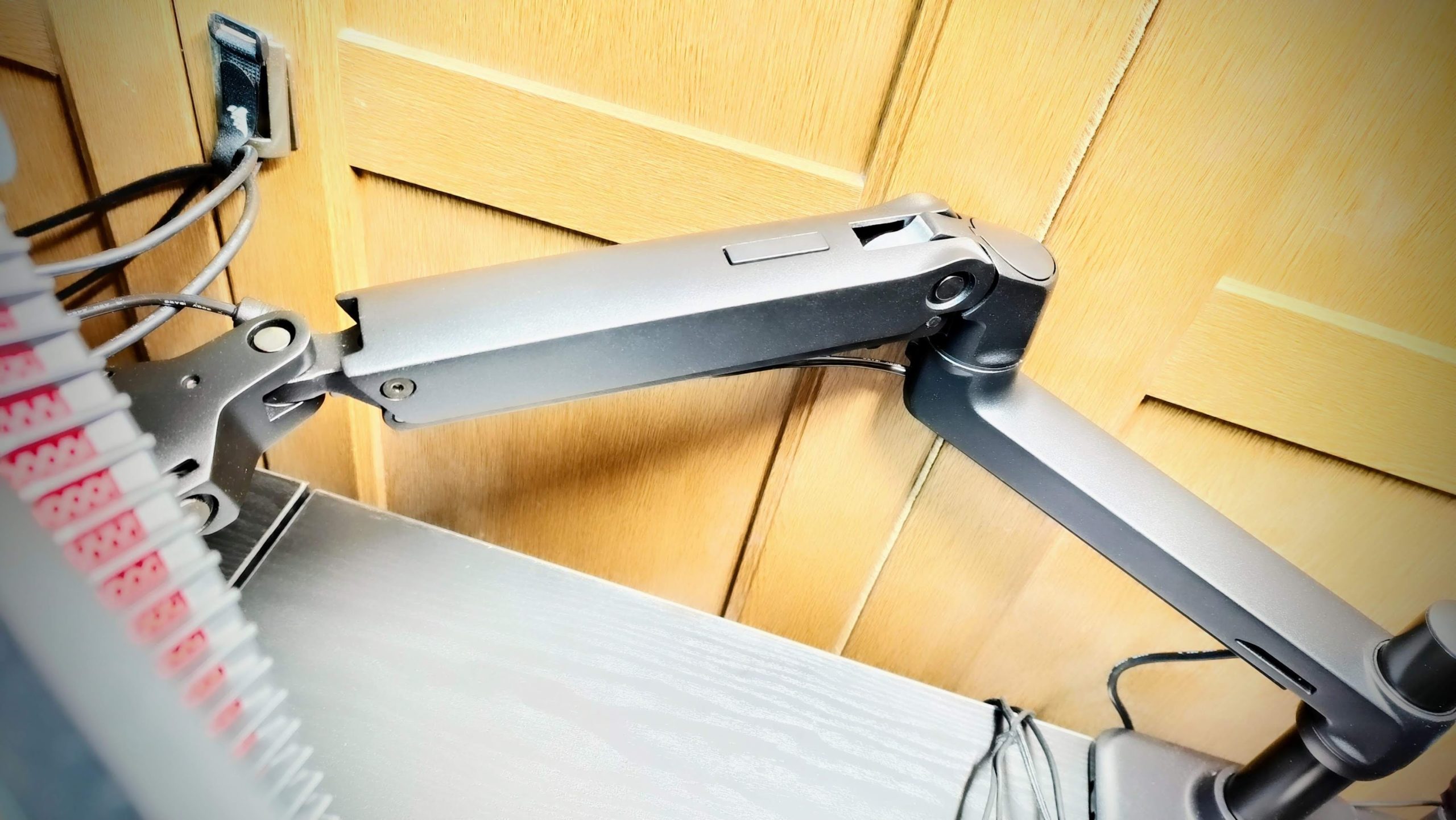 壁ギリギリOK！HPのモニターアーム「BT861AA」レビュー！