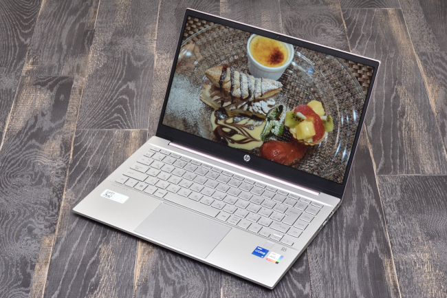 HP Pavilion 14-dv (2022年モデル) レビュー：SAKURAのカラーが