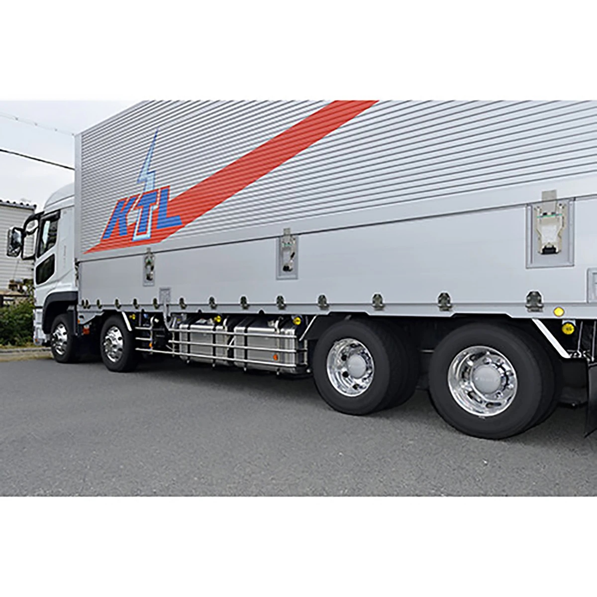 公式】パーマンショップ-ホイルセンターキャップ UD 大型トラック リア