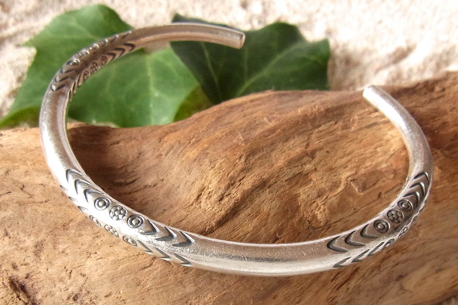 PANDAN TREE】カレン族シルバーバングルNo.A-KBA-323|魔除けや魚などの