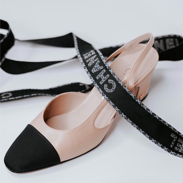 シャネル バイカラー パンプスの秘密！新しいシンデレラのガラスの靴