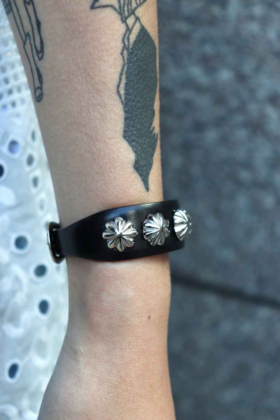 TOGA VIRILIS(トーガ ビリリース)のConcho leather bangleの通販