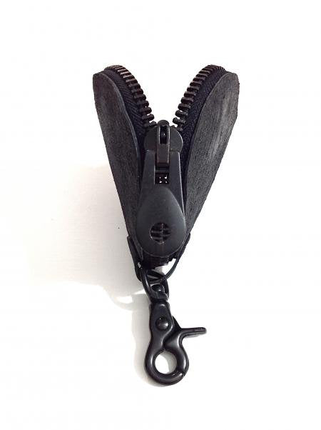 カガリユウスケ(KAGARI YUSUKE)の黒壁吊るすコインケースの通販