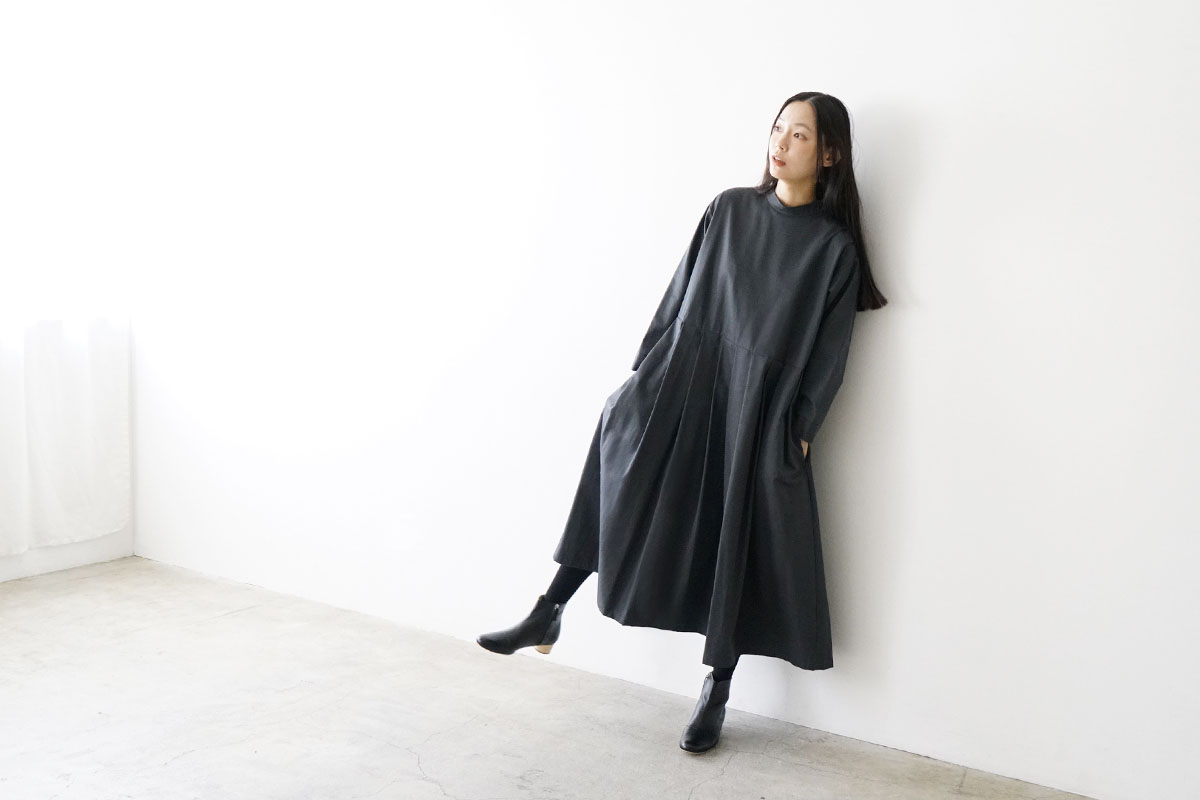 Mochi モチ hight neck tuck dress[ma20-op-01/graphite] ハイネック
