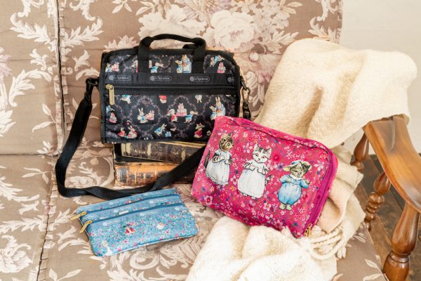 レスポートサック×ピーターラビット™️」のバッグでホリデーシーズンを