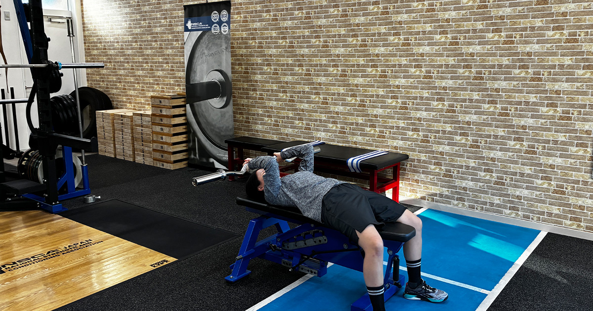 動画でトレーニング紹介「ライイング・バーベル・トライセップス