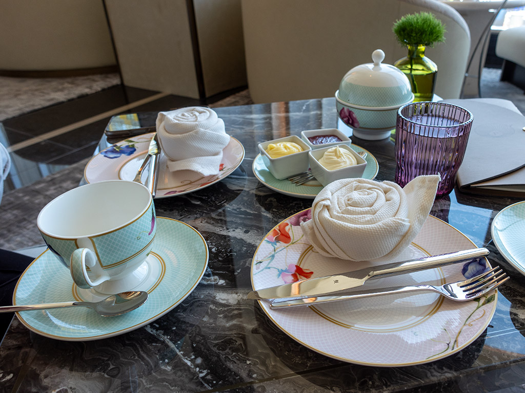 Hello, afternoon tea at Peacock Alley in the Waldorf Astoria Las