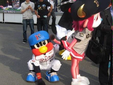 ヤクルトスワローズマスコット 燕太郎(えんたろう) 変態、運動神経抜群