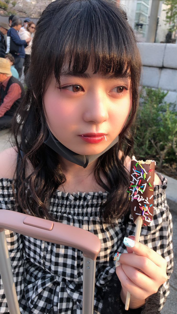 口にチョコが付いてるのに気づく 四コマ写真😂😂 写真にコメント書いて