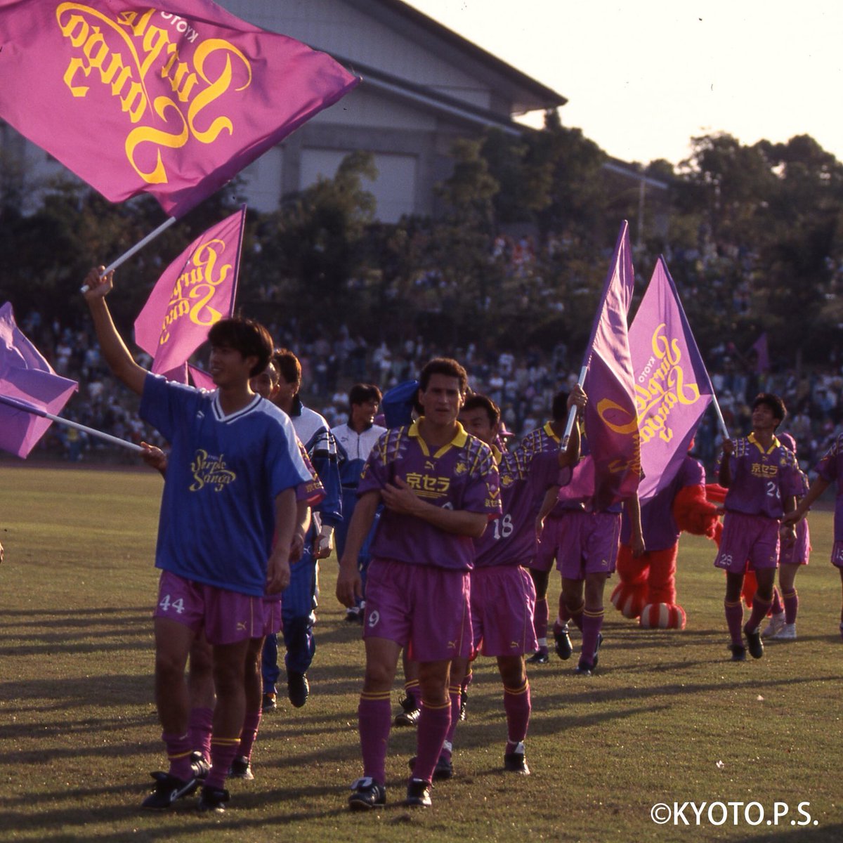 クラブが設立された1994年、Jリーグ昇格を決めた1995年のユニフォーム