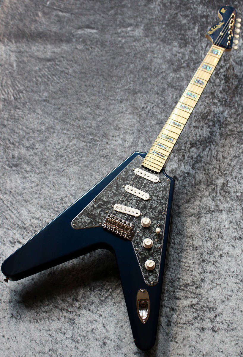 本館1F】この寒さが続く中、ホットなギターが入荷ですよ。フライングV