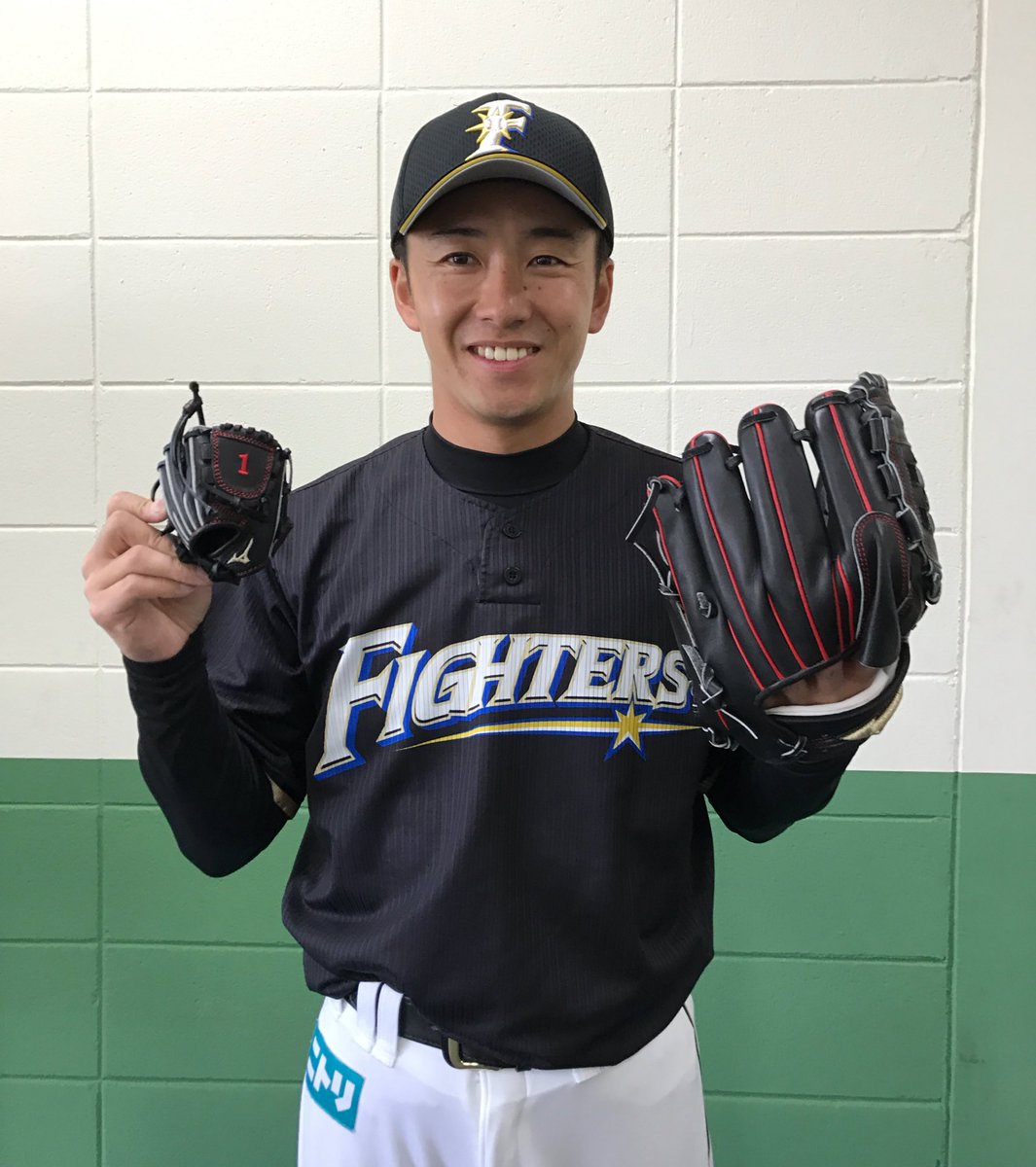 北海道日本ハムファイターズ の #斎藤佑樹 選手をグラブ担当者が訪問