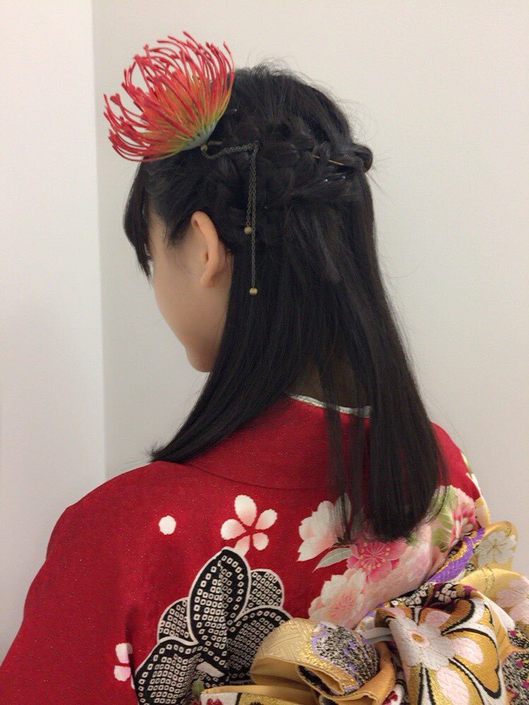 素敵な赤の振袖を着れて幸せです💗😌👘 髪型も髪飾りもお気に入り