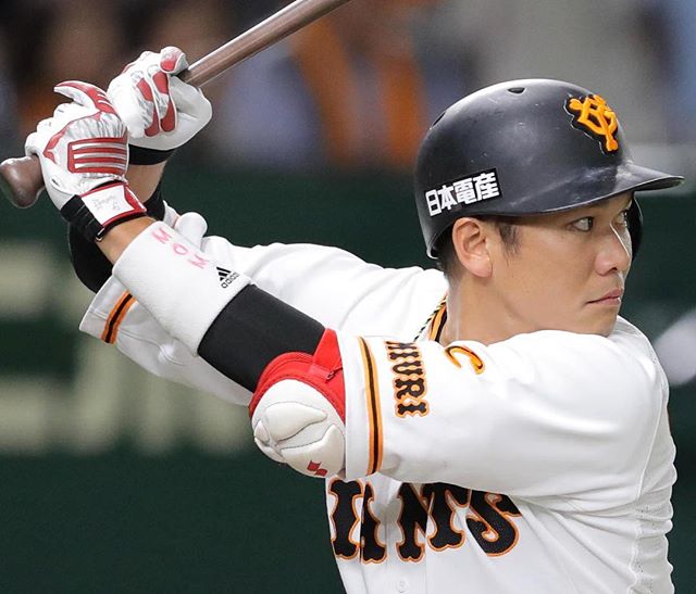 巨人 「MOM」の文字が入ったリストバンドを着けてプレーする坂本勇
