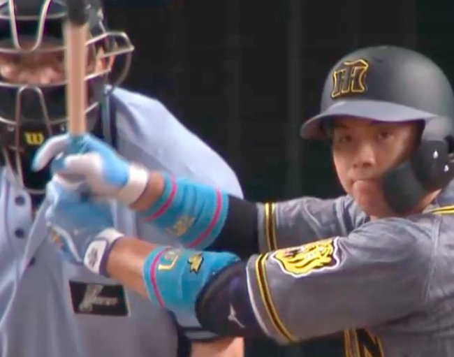 ミズノのエルボーガードを使う2選手 ベンチで誰かから借りたのかもしれ