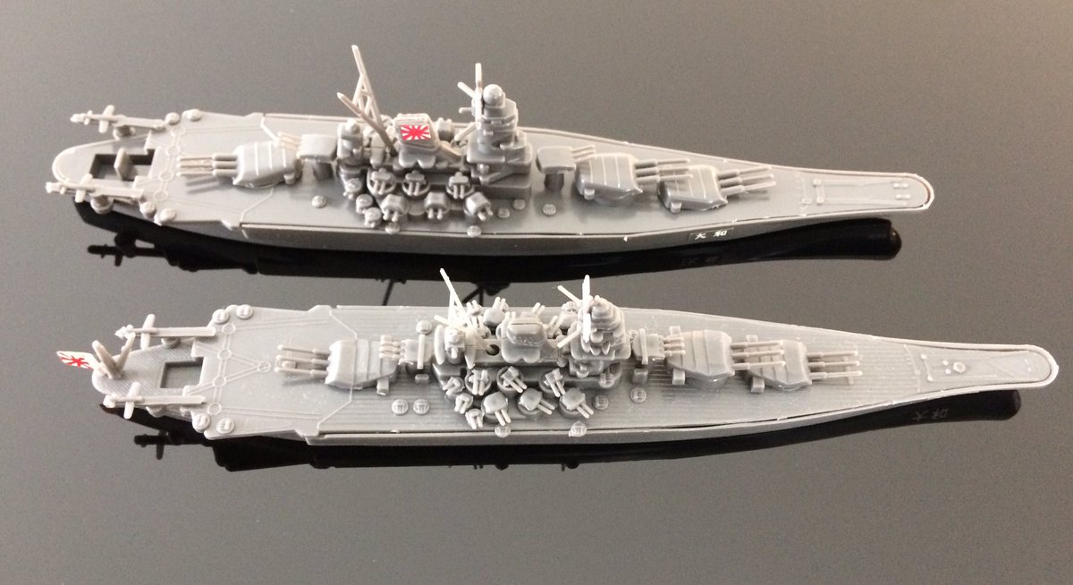 カバヤビッグワンガムの戦艦大和を新旧並べてみました。船尾に旗がある