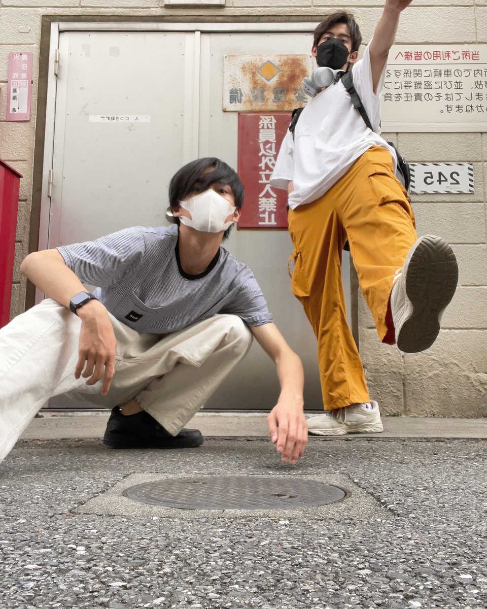 今日は近くに誰もいなかったので地面に携帯置いて撮りました笑 写真の