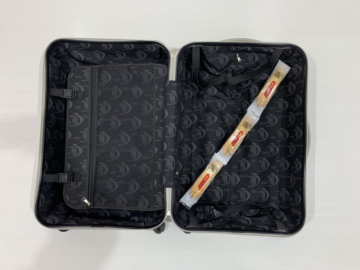 うなぎパイ キャリーケースは… うなぎパイが横に2本、斜めに3本入り