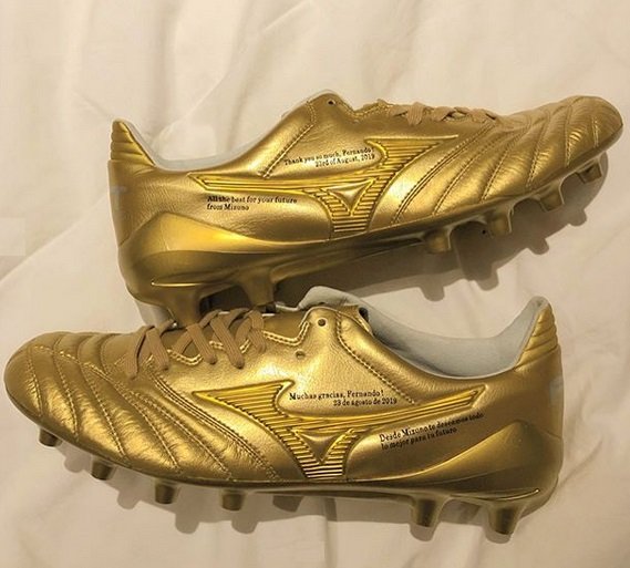 フェルナンド・トーレス 引退記念スパイクお披露目 『ミズノ