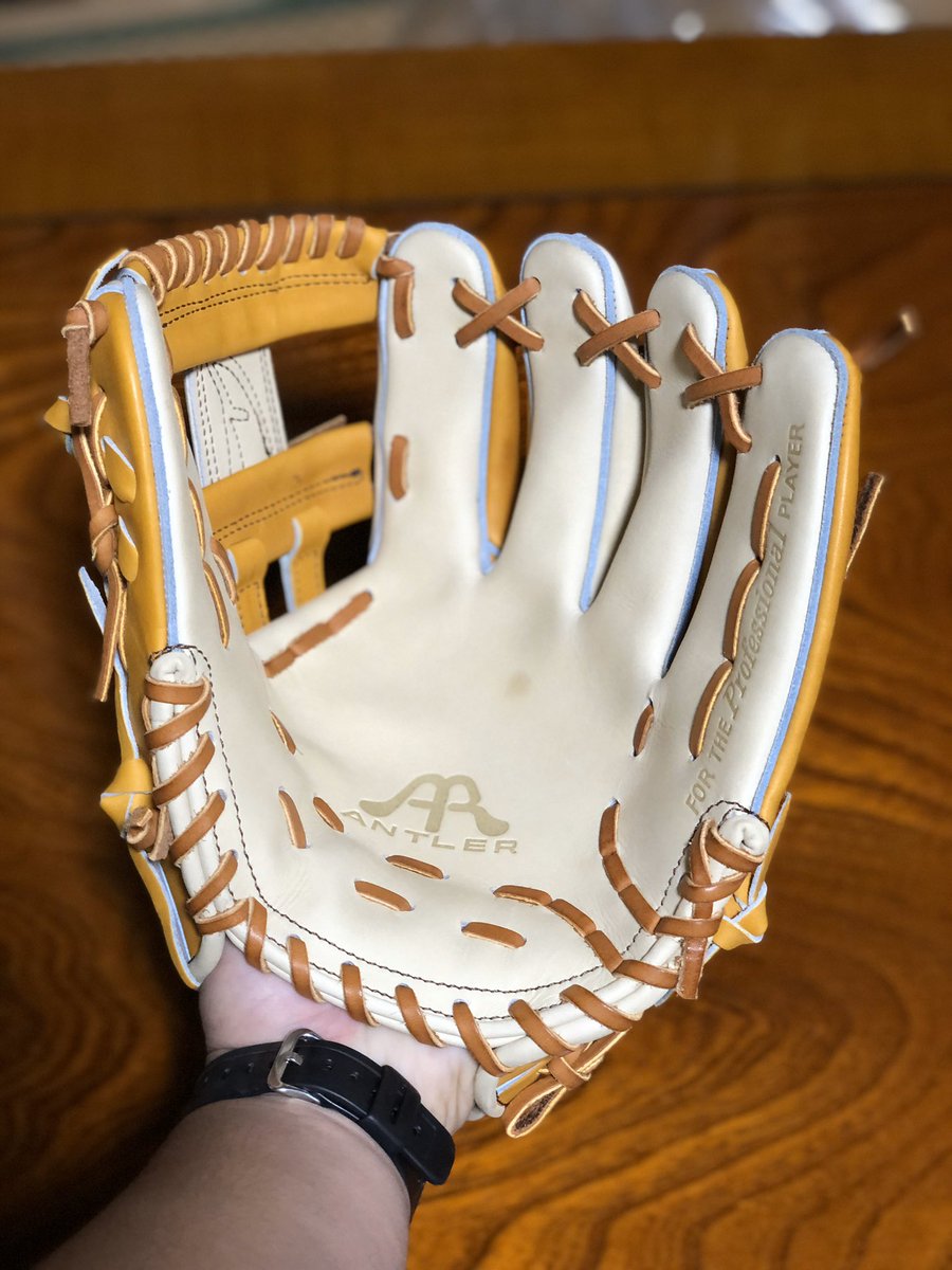 アントラーのオーダーグラブ届きました。昔ながらの堅牢な造りのグラブ