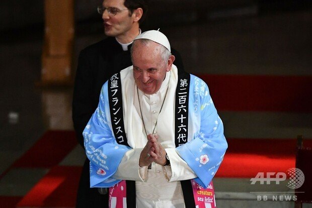 信徒らが贈る】「第二百六十六代目」、ローマ教皇に法被のプレゼント