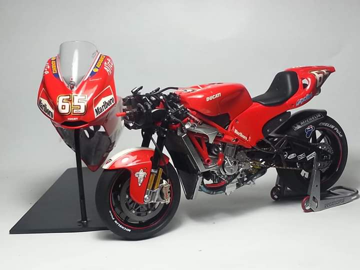 Ducati Desmosedici GP4 2004 Loris Capirossi Tamiya model kit scale