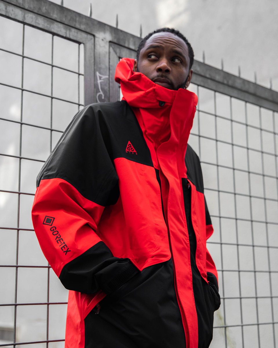 fight the c🥶ld with the Nike ACG NRG Hooded Jacket 