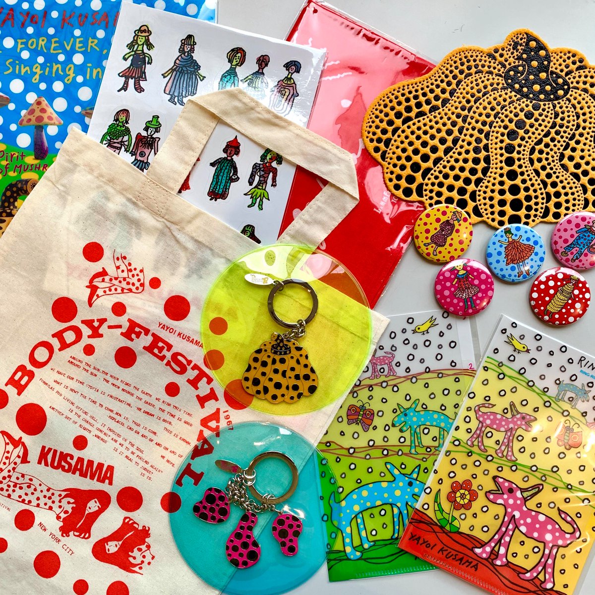 草間彌生グッズ】 クリアファイル、缶バッジ、トートバック