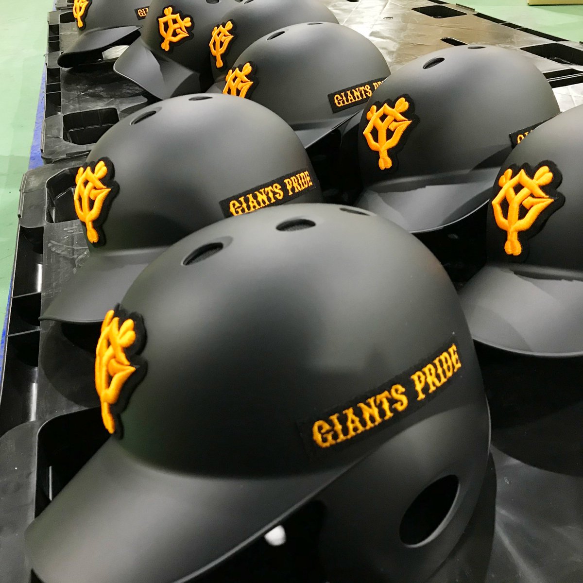 ジャイアンツの新用具もお届けに／ ヘルメットやバッグなど、計500個