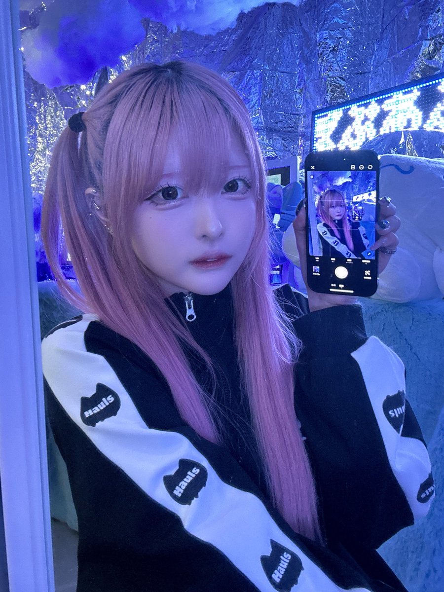 みんなが誰かに写真撮ってもらってる中 鏡を使って自撮りするぼっち