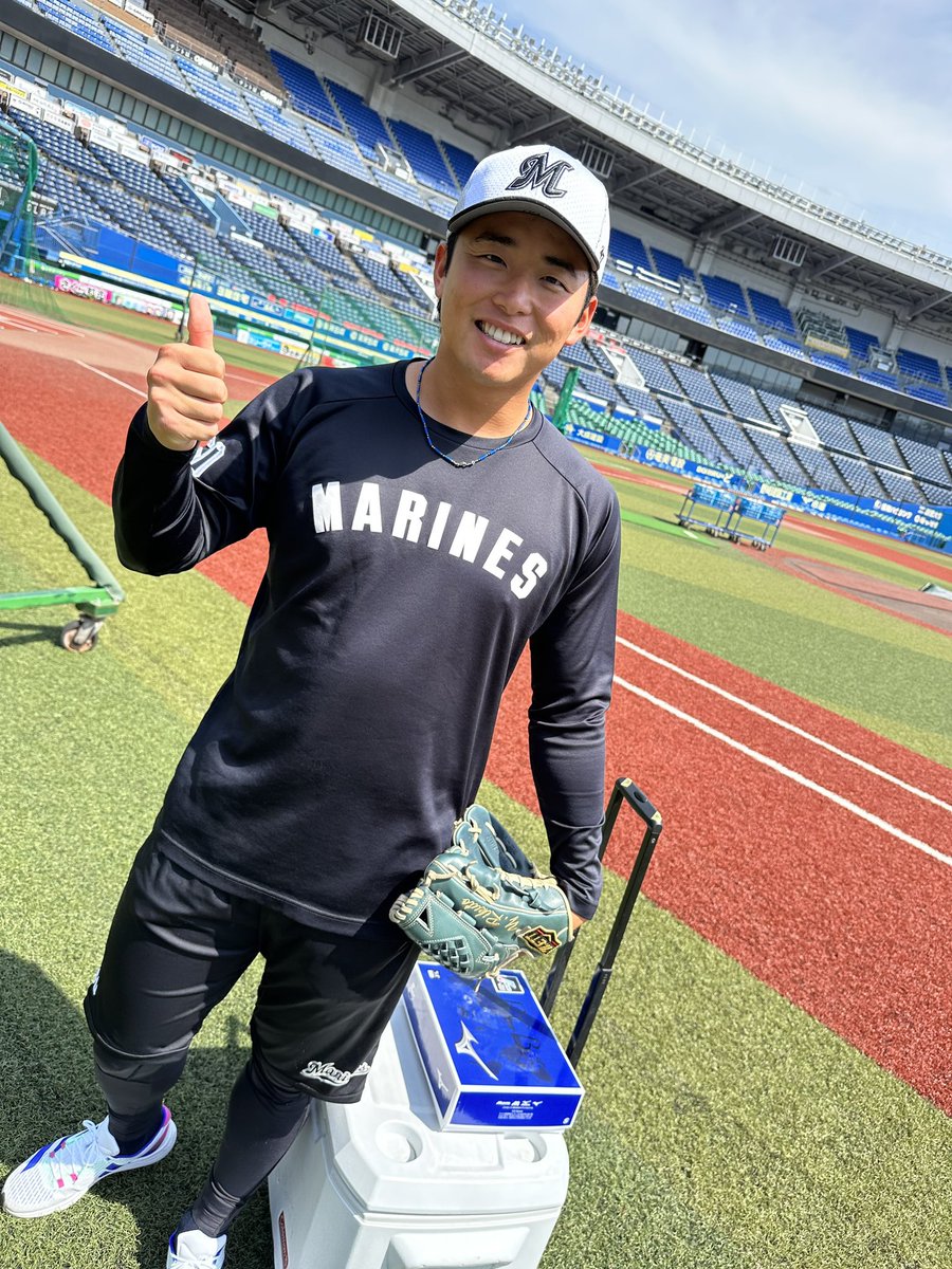 グラウンド入りしてすぐにマウンドのチェックを行っていた #横山陸人