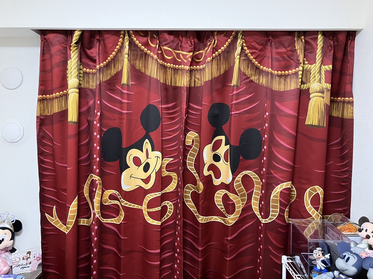 早速ディズニー部屋のカーテン変更。 娘が「ミッキーこわいよぉ～」と