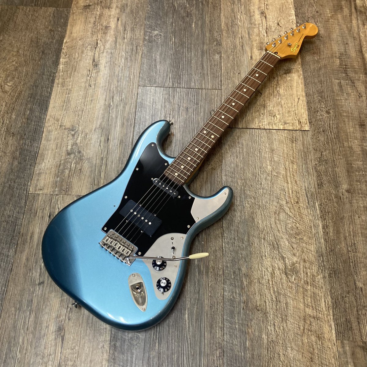 以前当店で改造したSquier Classic Vibe Seriesのストラトを母体とした