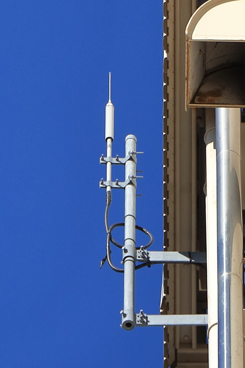 近所の466MHz帯スリーブアンテナ、看板面から1/2λは離れているのだろう