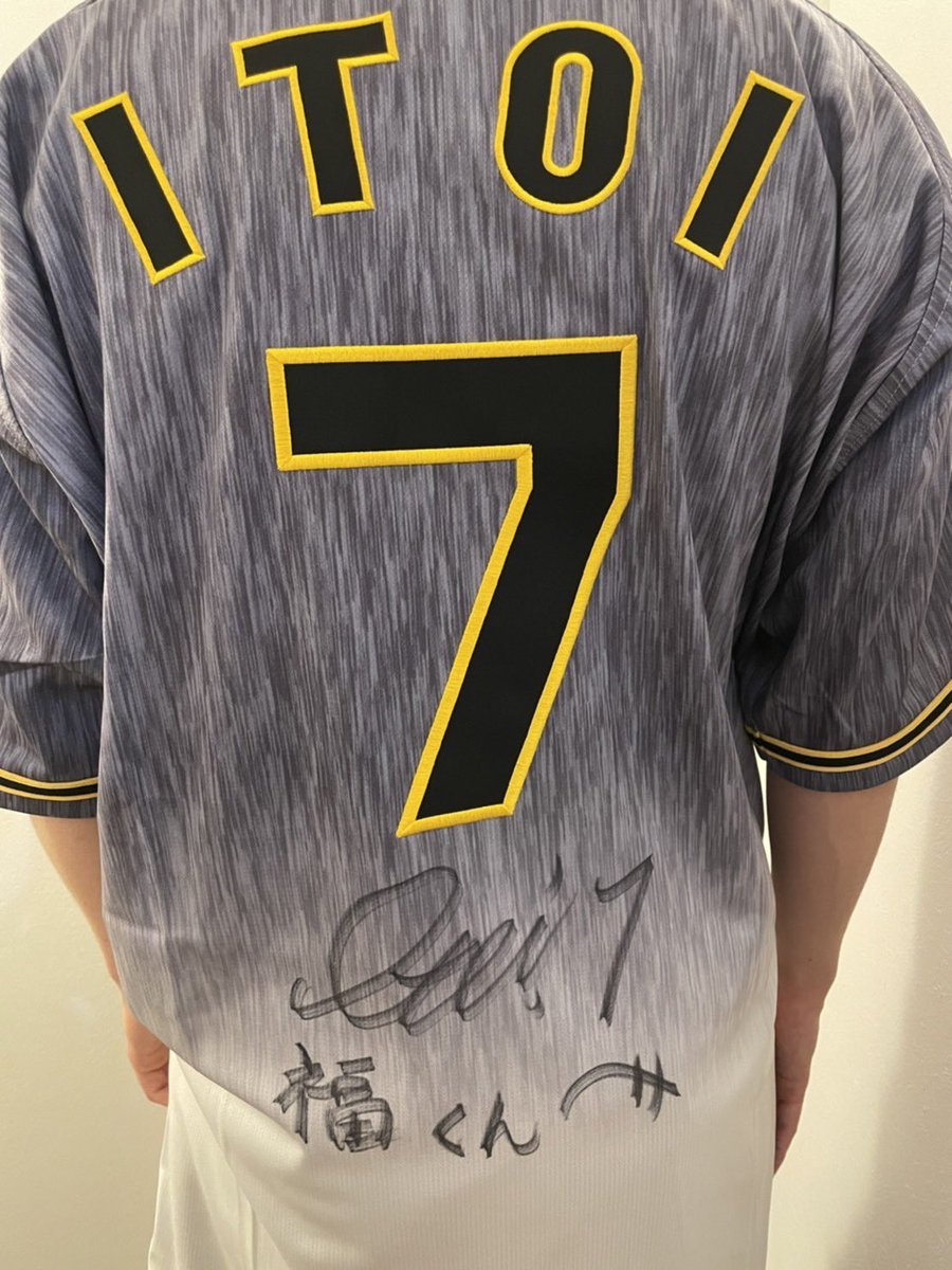 阪神、連敗抜けましたねー！ なんと、糸井嘉男選手がユニフォームを