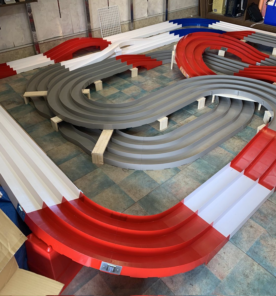 友人に手伝ってもらって、ミニ四駆の自宅コース完成しました(^o