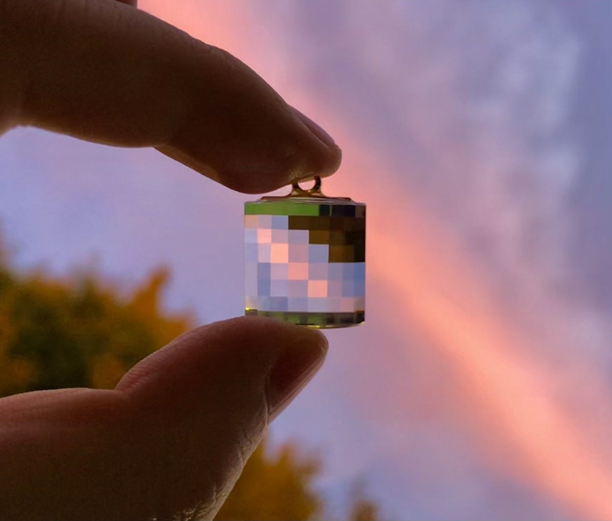 アナログな石だけで風景の解像度を下げる「ピクセルミラー」です