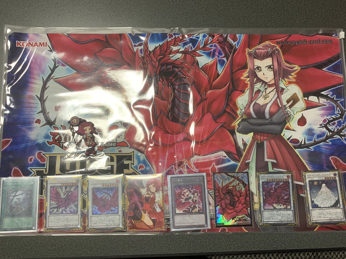 長らく気づかなかったけど 遊戯王の海外公式プレイマットの 十六夜アキ