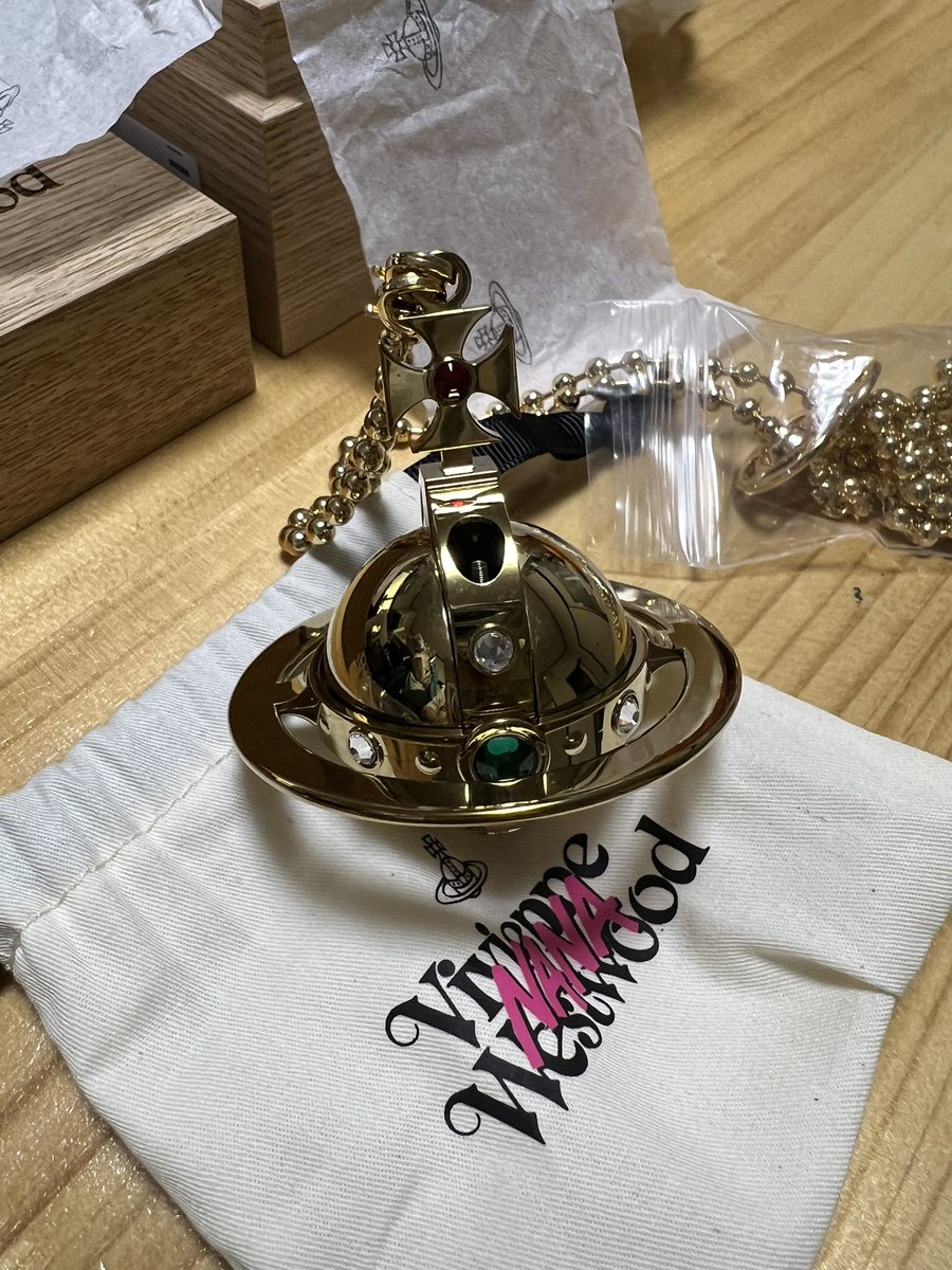 Vivienne Westwood X NANA カプセルコレクションの漫画本とオーブ