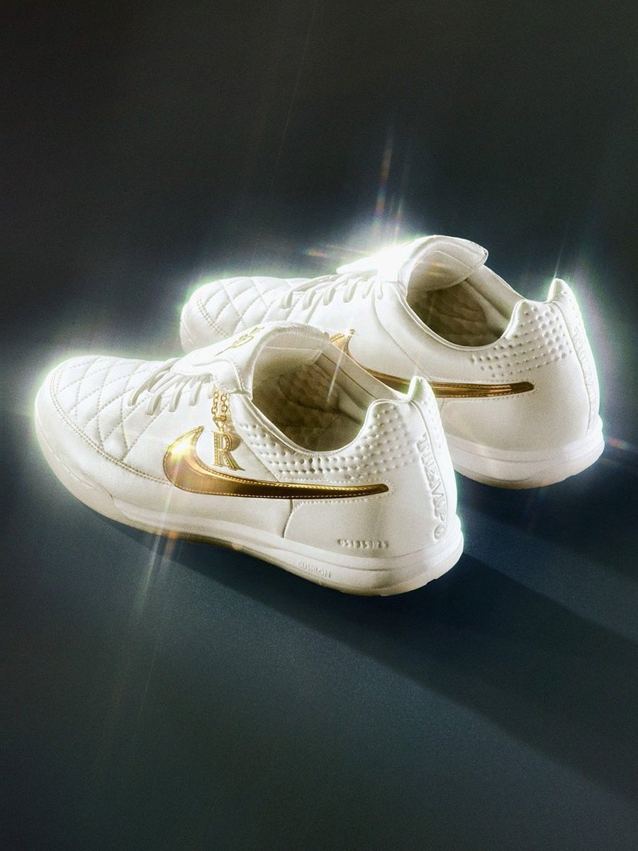 Ronaldinho x Nike Tiempo Legend FG SE “Touch of Gold”が国内12月10