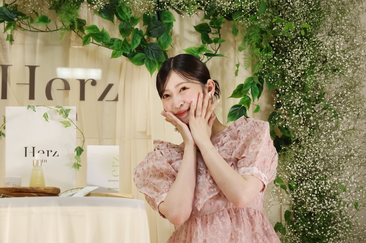 舟山久美子＆吉田朱里 「Herz skin」トークショー登場✨️ 結婚の