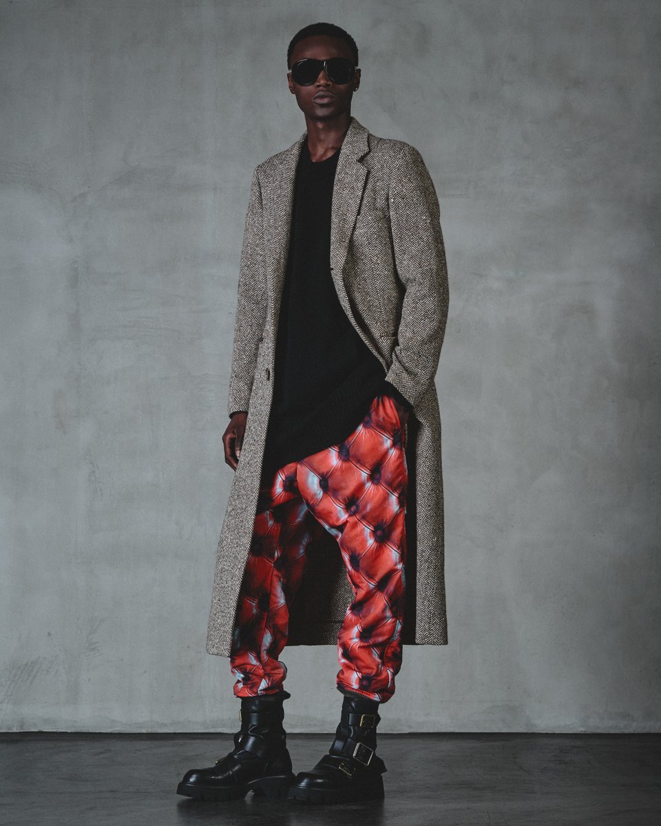 赤いレザーソファーのトロンプイユがプレイフルなジャケットをはじめ