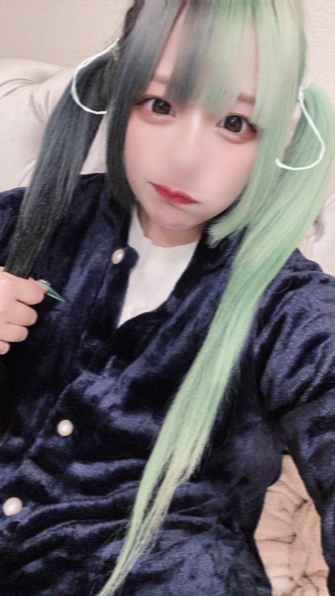 💚名前:ざんげちゃん 💚年齢:ひみつ 💚性別:おんなのこ 💚身長:152cm
