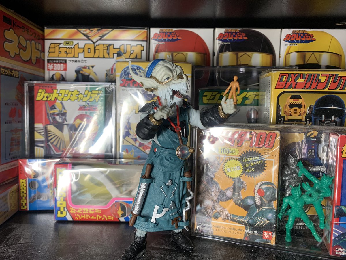 恐竜戦隊ジュウレンジャーの敵キャラのプリプリカンのフィギュアを手に